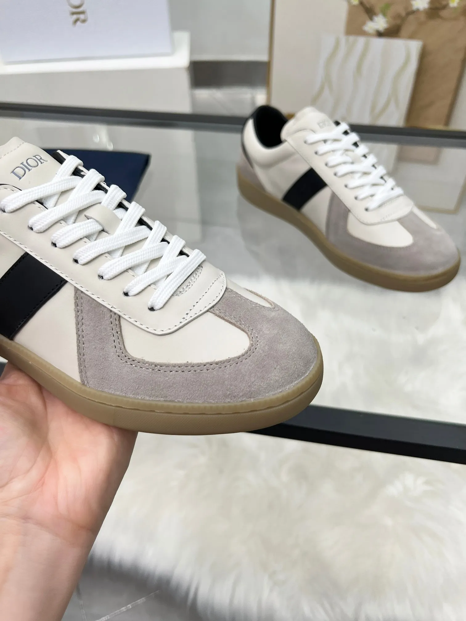👟👟Ex-factory price 460👟👟Male size +10 correct✅ version. 𝐃𝐢𝐨𝐫 𝟮𝟱𝐏𝐫𝐞-𝐅𝐚𝐥𝐥 𝐁𝐞𝐫𝐥𝐢𝐧 𝟬𝟭 Dior B01 couple casual moral training shoes white shoes sneakers late 90s fashion brand Maison Margiela purchased GAT in large quantities and gave them a makeover. This shoe type of De Xun officially started its fashion journey. Original: Top layer of cowhide, cowhide lining, original outsole Size: 35-45 (40 for women, 45 for men, custom made, non-refundable)
